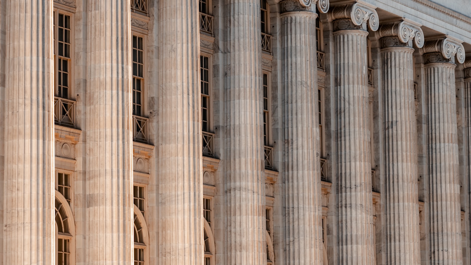 The exterior columns of a courthouse building